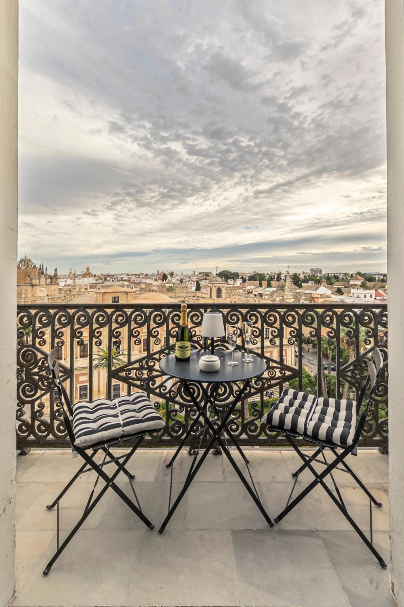 Isg Apartments The Most Exclusive Apartment In Sevillaparking Exterior foto